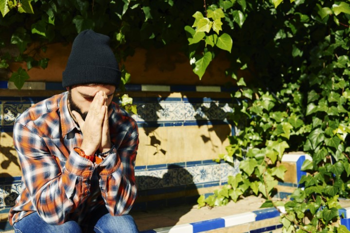 homem-rezando-para-que-barulho-acabe crime