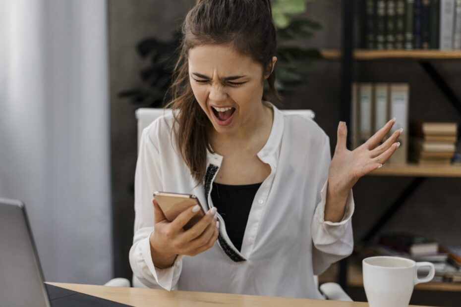mulher em pânico ao ver conta de instituição de ensino