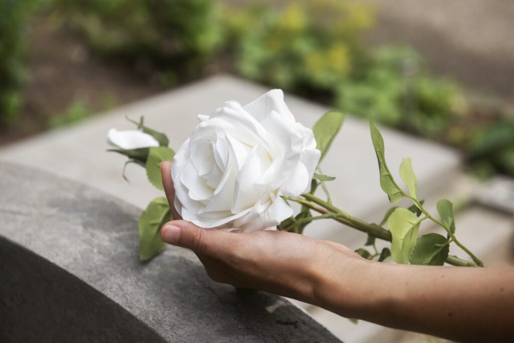flor na lápide do familiar falecido inventário